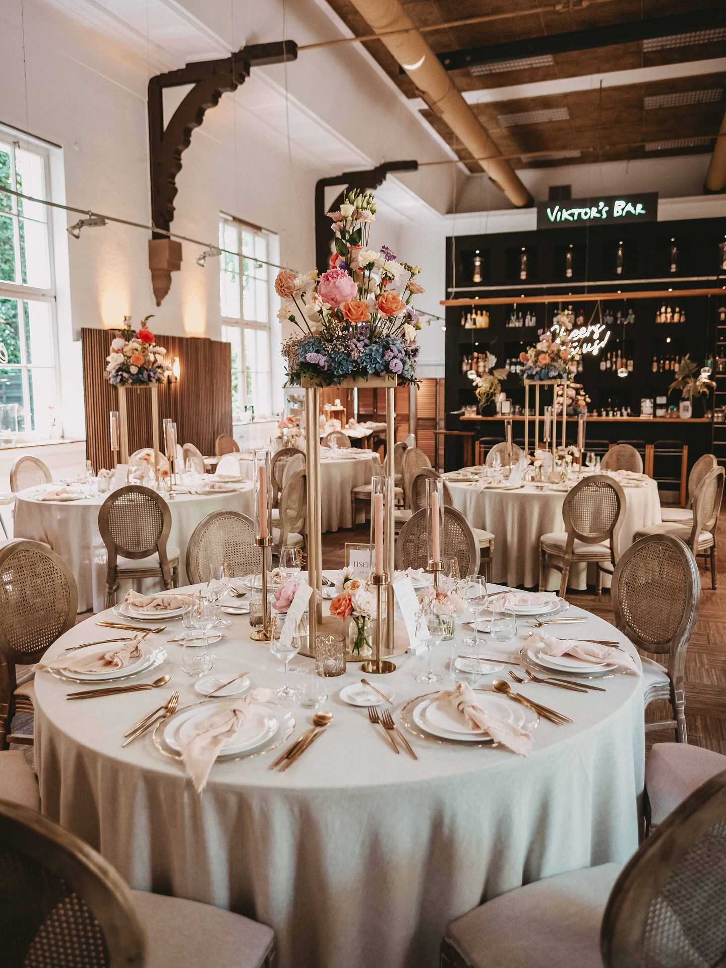 Happy Sunday! 🪄

Wir wünschen euch einen tollen Sonntag! ✨

Wie schön sind bitte die Blumenständer Oslo von @_cbevents in unserem Wasserwerk? 🤍
Wir sind total verliebt in diesen eleganten Look!💫

[Werbung da Nennung]
Planung: @laura.daswasserwerk & @sinah.daswasserwerk 
Location: @daswasserwerk 
Mobiliar: @_cbevents 
__________________________________________
#realwedding #wedding #weddingdecor #cbevents #daswasserwerk #hochzeitrheinmain #hochzeitrheinhessen