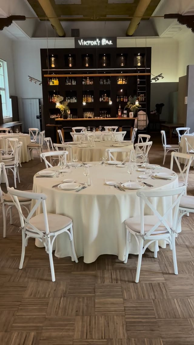 Lasst die Magie beginnen – und schon erwachen Setting und Deko zum Leben. 🪄✨

[Werbung da Nennung]
Planung: @laura.daswasserwerk & @sinah.daswasserwerk 
Location: @daswasserwerk 
Mobiliar: @_cbevents 
__________________________________________
#realwedding #wedding #weddingdecor #cbevents #daswasserwerk #hochzeitrheinmain #hochzeitrheinhessen