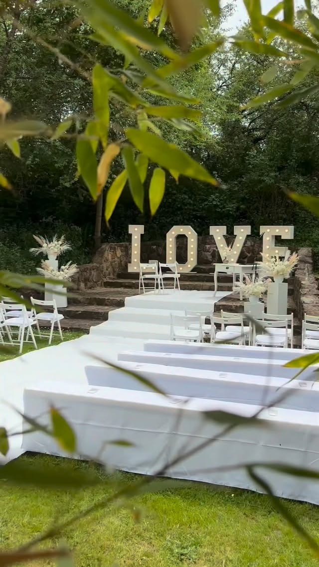 Gemeinsam mit unserem Partner @_cbevents bieten wir Euch zahlreiche Möglichkeiten, Eure Dekoration ganz individuell an Euer Budget anzupassen. 🫶🏻✨

Ob minimalistisch oder opulent, wir finden gemeinsam die perfekte Lösung für Eure Wünsche und Vorstellungen.

Vereinbart gerne Euren Besichtigungstermin und überzeugt Euch selbst von unserem Wasserwerk!🤍