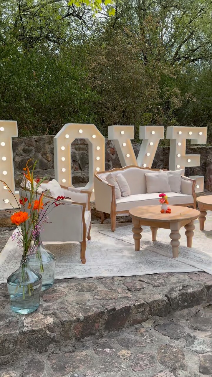 Perfect Weddingday 🫶🏻

Ein absolutes Highlight dieses Weddingdays: unsere Lounge auf der Natursteintreppe – kombiniert mit den LED LOVE-Buchstaben. Ein Ort, der zum Verweilen einlädt, an dem Gäste entspannt ihren Drink genießen und gemeinsam unvergessliche Momente erleben können.🍸

Und als wäre das nicht schon besonders genug, ist die Lounge gleichzeitig der perfekte Fotospot. Zwischen stilvollem Ambiente und romantischer Atmosphäre entstehen Erinnerungen, die für immer bleiben.📸

[Werbung da Nennung]
Location: @daswasserwerk 
Dekoration: @_cbevents 
Floristik: @designundfleur 
Planung: @kim.eventschmiede 
___________________________________________
#realwedding #daswasserwerk #eventplanner #eventdesigner