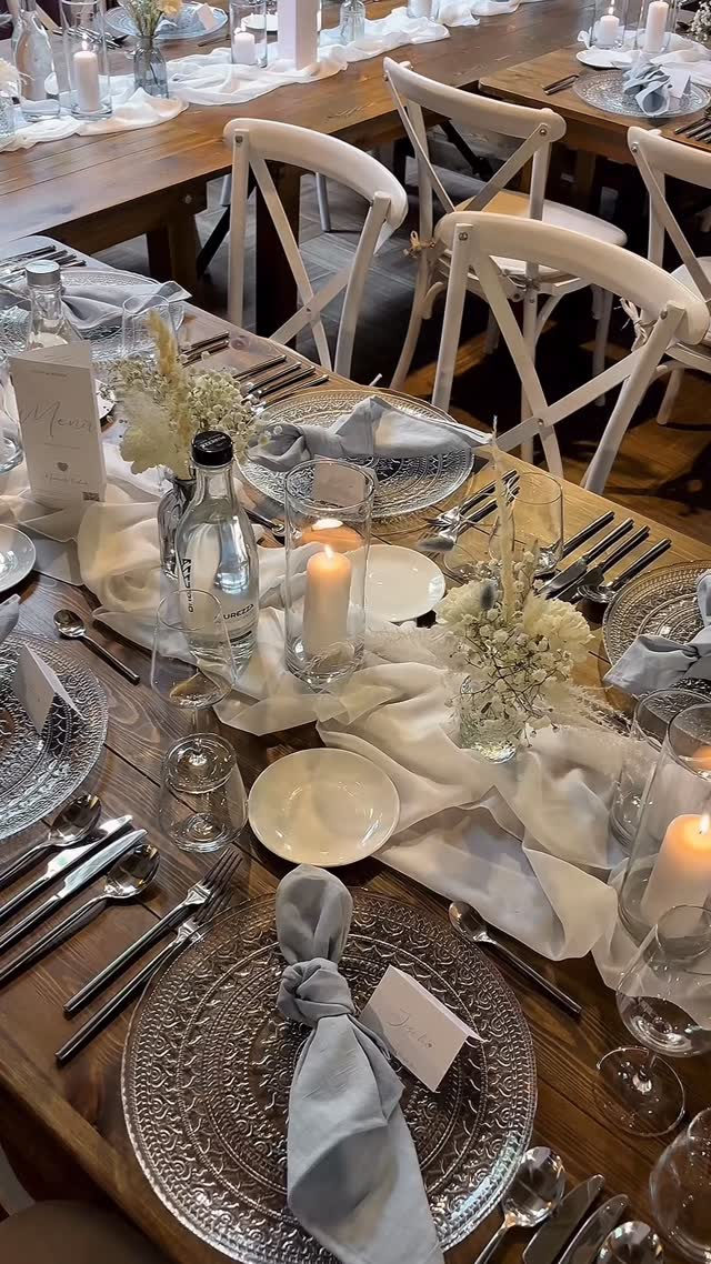 ✨ Habt ein wundervolles Wochenende! 🤍

Wir blicken mit Freude auf all die besonderen Erinnerungen zurück, die wir in diesem Jahr sammeln durften. So viele wunderschöne Hochzeitsmomente im @daswasserwerk – und das Jahr ist noch nicht vorbei! 💍✨
Wir freuen uns schon auf all die weiteren unvergesslichen Augenblicke, die noch kommen. 💫

[Werbung da Nennung]
Planung: @laura.daswasserwerk & @sinah.daswasserwerk 
Location: @daswasserwerk 
Mobiliar: @_cbevents 
___________________________________
#realwedding #wedding #weddingdecor #cbevents #daswasserwerk #hochzeitrheinmain #hochzeitrheinhessen