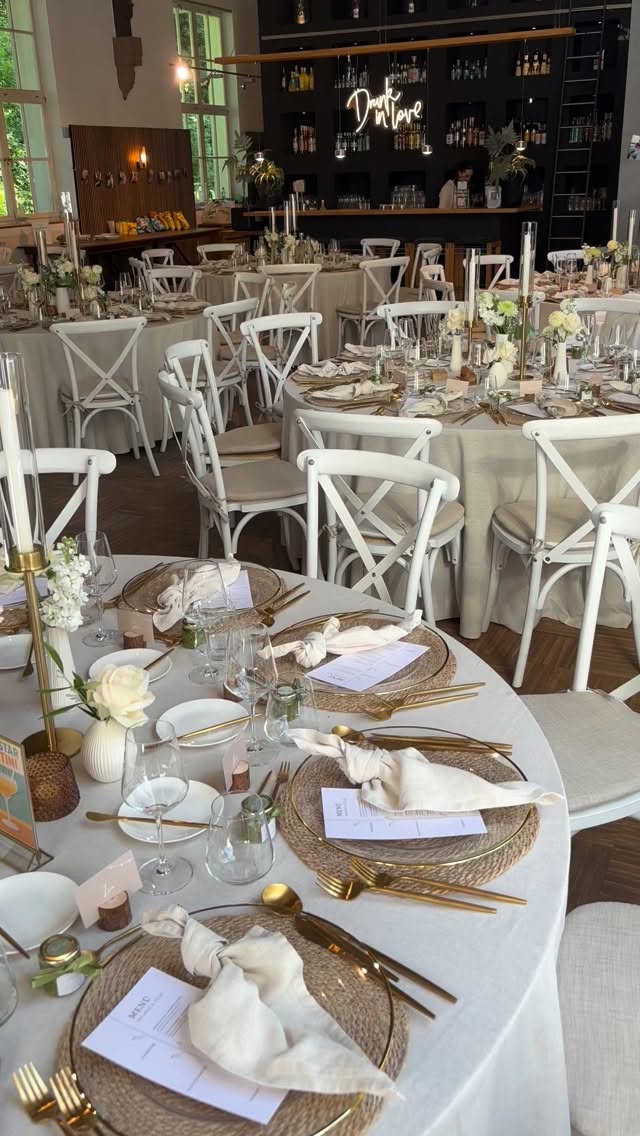 Wir lieben unser @daswasserwerk , wenn das Haus voller Leben ist. 🏰
Aber auch im kleinen Kreis schaffen wir gerne ganz besondere Momente. ✨

Ab jetzt könnt Ihr auch freitags in kleiner Runde bei uns feiern – ganz individuell und mit viel Liebe zum Detail. 🤍

Alle Infos dazu findet Ihr in unserer Story!
Bei Fragen sind wir natürlich jederzeit gerne für Euch da. ☺️

[Werbung da Nennung]
Planung: @laura.daswasserwerk & @sinah.daswasserwerk 
Location: @daswasserwerk 
Mobiliar: @_cbevents 
___________________________________
#realwedding #wedding #weddingdecor #cbevents #daswasserwerk #hochzeitrheinmain #hochzeitrheinhessen