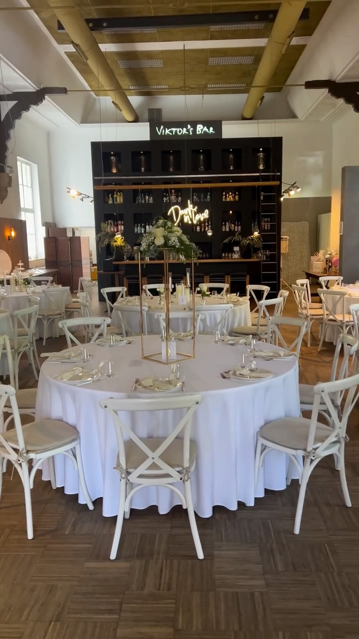 ✨ Wir wünschen euch mit diesen Eindrücken einen wunderschönen ersten Advent! ✨

Eine ganz besondere Zeit, um die Liebe zu feiern. Wenn ihr also plant, Eure Liebe mit dem schönsten Tag zu besiegeln, dann schaut unbedingt bei einem Besichtigungstermin im @daswasserwerk vorbei. 💍💛

[Werbung da Nennung]
Planung: @laura.daswasserwerk & @sinah.daswasserwerk 
Location: @daswasserwerk 
Mobiliar: @_cbevents 
__________________________________________
#realwedding #wedding #weddingdecor #cbevents #daswasserwerk #hochzeitrheinmain #hochzeitrheinhessen