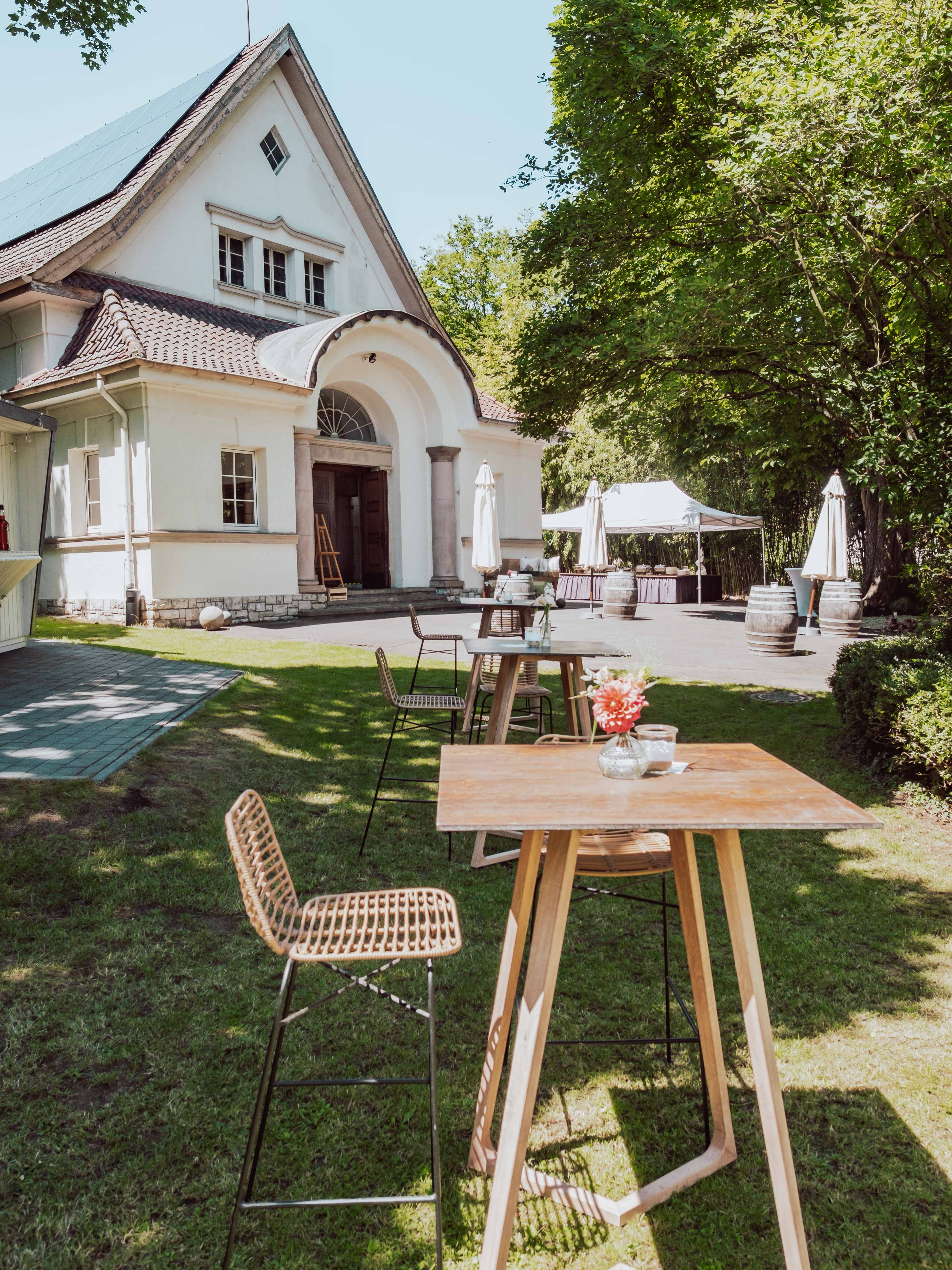 ☀️ Wir genießen die Sonne und freuen uns auf das kommende Wochenende.

Bei uns stehen wieder zwei wunderschöne Hochzeiten in den Startlöchern – und unser Wasserwerk zeigt sich dabei von seiner allerschönsten Seite. 🫶🏻✨

Ihr seid noch auf der Suche nach einer besonderen Hochzeitslocation? Vereinbart jetzt Euren Besichtigungstermin und lasst Euch von der einzigartigen Atmosphäre unseres Wasserwerks verzaubern. 🤍

Wir freuen uns darauf, euch kennenzulernen!

[Werbung da Nennung]
Location: @daswasserwerk 
Planung: @kim.eventschmiede 
___________________________________________
#eventlocation #weddingday #location #eventplanner