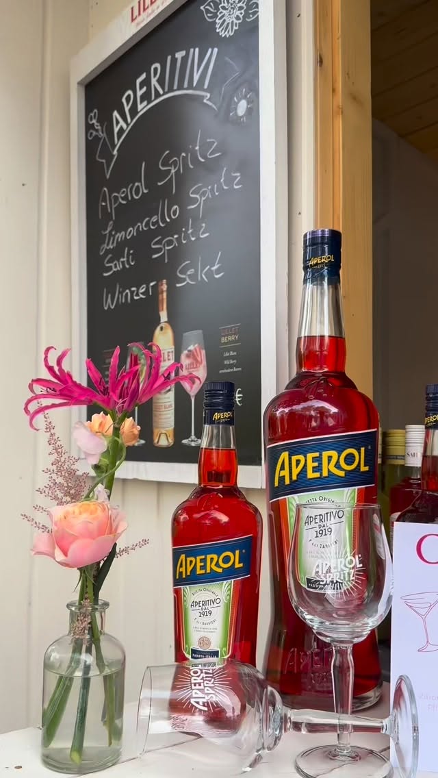 Cheers 🍸

Unsere Außenbar lädt Euch nach der Trauung dazu ein, den Sektempfang mit tollen Aperitifs zu starten. 🥂

Wir bieten Euch eine große Auswahl an Getränken und erfüllen gerne Eure individuellen Wünsche. ✨

Ein besonderes Highlight: unsere hausgemachten Eistees – perfekt für heiße Sommertage und immer frisch zubereitet. 🍋🌿

Bei uns steht Frische und Qualität an erster Stelle, für Euren perfekten Start in die Feier! 💛

[Werbung da Nennung]
Planung: @laura.daswasserwerk & @sinah.daswasserwerk 
Location: @daswasserwerk 
Mobiliar: @_cbevents 
___________________________________
#realwedding #wedding #weddingdecor #cbevents #daswasserwerk #hochzeitrheinmain #hochzeitrheinhessen