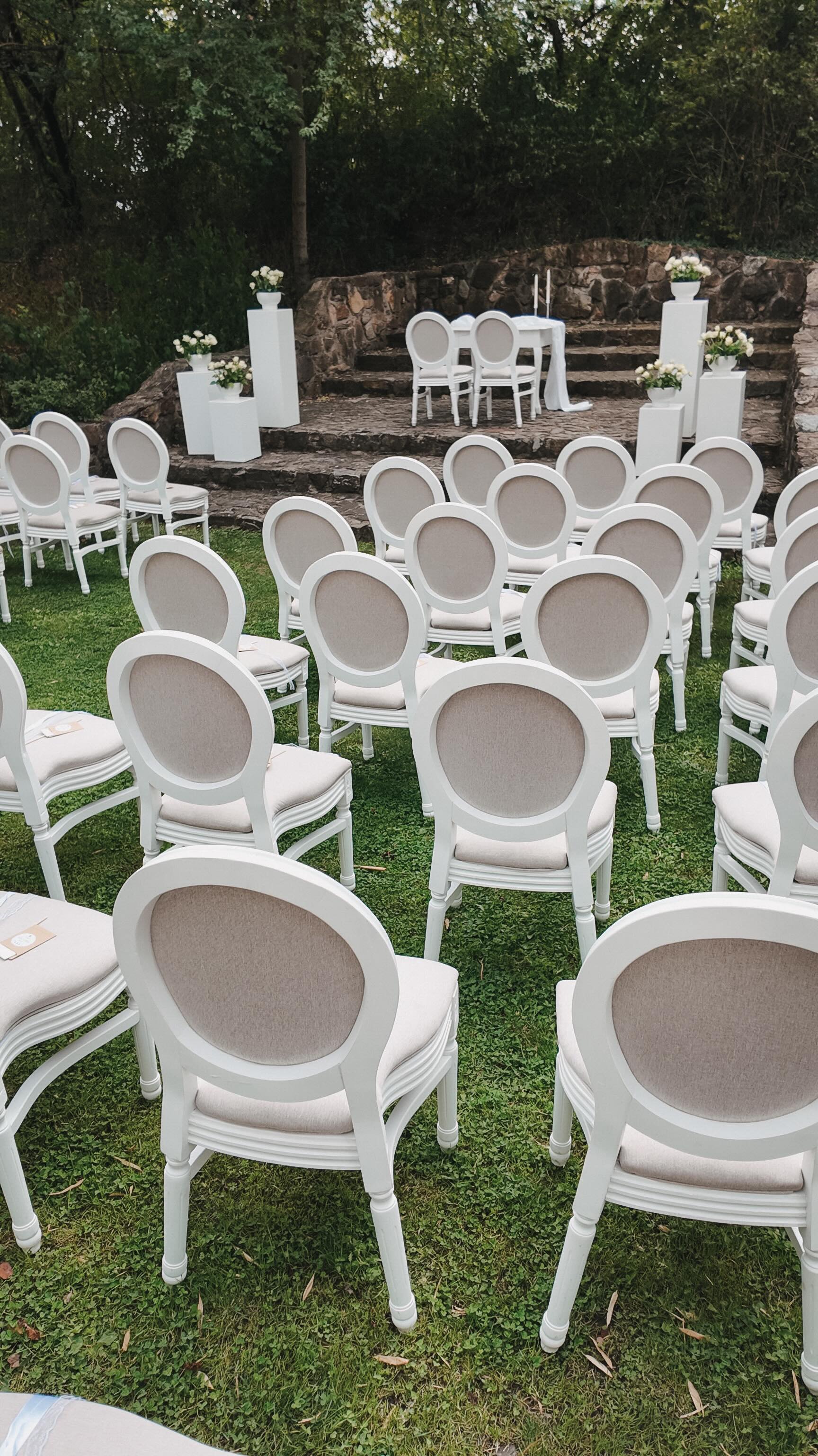 Wir lassen die letzten Hochzeiten noch einmal Revue passieren und zeigen euch heute diese traumhafte Trauung auf unserer Natursteinterrasse. ✨

Unser Partner @_cbevents hat uns mit wunderschönem Mobiliar ausgestattet – besonders die weißen Louis Chairs sind ein absoluter Hingucker! 🤍

Bei uns im @daswasserwerk bekommt ihr alles aus einer Hand: Location, Full Service, Exklusivität und unseren riesigen Mietshop.☺️

Vereinbart jetzt euren Besichtigungstermin und lasst euch vom einzigartigen Charme des Wasserwerks überzeugen. 🪄

[Werbung da Nennung]
Planung: @laura.daswasserwerk & @sinah.daswasserwerk 
Location: @daswasserwerk 
Mobiliar: @_cbevents 
___________________________________
#realwedding #wedding #weddingdecor #cbevents #daswasserwerk #hochzeitrheinmain #hochzeitrheinhessen