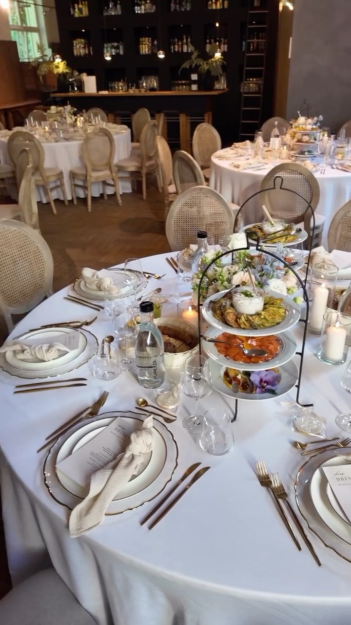 Pov: Your dinner location 🤍

[Werbung da Nennung]
Location: @daswasserwerk 
Mobiliar: @_cbevents 
___________________________________
#realwedding #wedding #weddingdecor #cbevents #daswasserwerk hochzeitrheinmain hochzeitrheinhessen