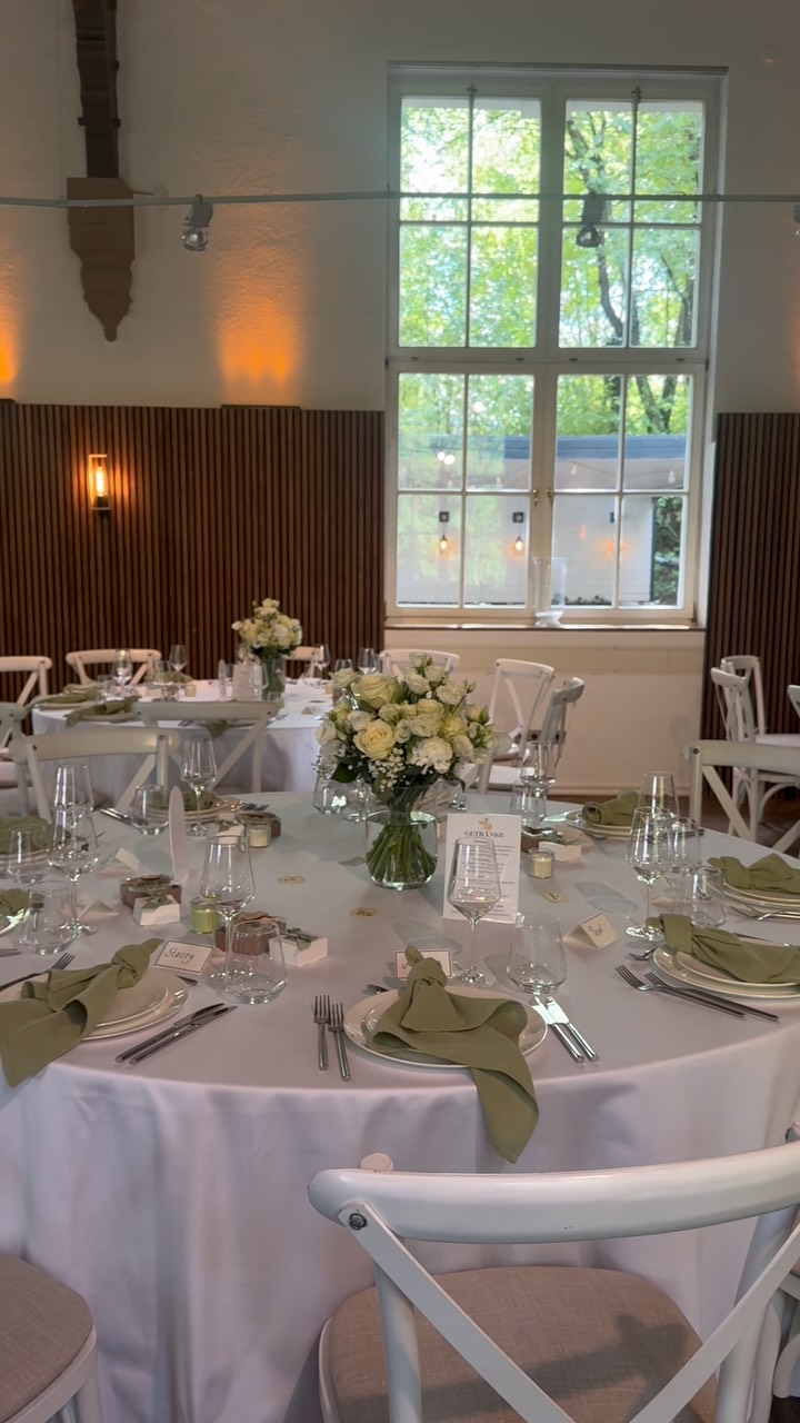 Eine wunderschöne Hochzeit mit besonderen Traditionen, liebevollen Details und ganz viel Herz. 🤍

Unser @daswasserwerk strahlte an diesem Abend in sanften Grüntönen und schuf die perfekte Atmosphäre für diesen besonderen Tag.

Wir erinnern uns unglaublich gerne an diese Hochzeit zurück und lieben es, all die kleinen Details noch einmal zu entdecken. ✨
___________________________________________
#daswasserwerk #eventlocation #wedding #realwedding